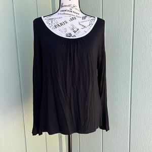 Cable & gage Black long sleeve cold shoulder top. Size M